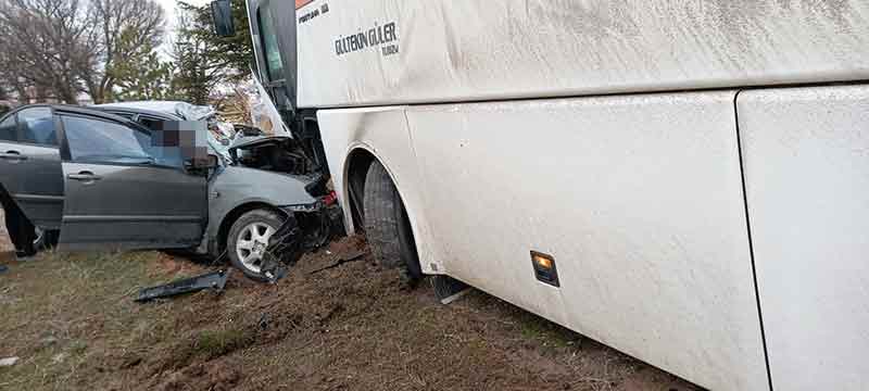 Eskişehir’de işçi servis otobüsü ile otomobilin çarpışması sonucu meydana gelen trafik kazasında 3 kişi öldü, 1 kişi ağır yaralandı. Kazaya giden itfaiye aracının da takla atması sonucu 2 personel yaralandı.