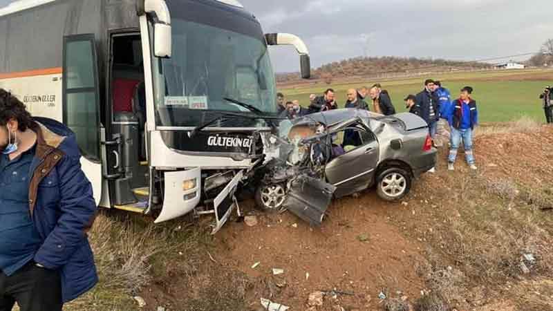 Eskişehir’de işçi servis otobüsü ile otomobilin çarpışması sonucu meydana gelen trafik kazasında 3 kişi öldü, 1 kişi ağır yaralandı. Kazaya giden itfaiye aracının da takla atması sonucu 2 personel yaralandı.