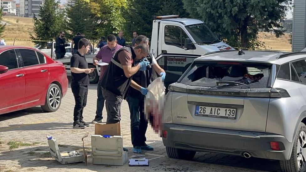 Eskişehir’de yaşayan 25 yaşındaki Tuğba Koç, evlilik yıl dönümünde park halindeki otomobilin arka koltuğunda boğazı kesilmiş halde ölü olarak bulundu.