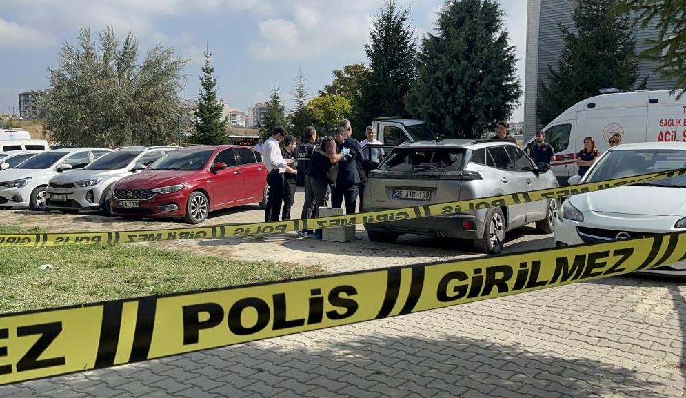 Vadişehir Mahallesi 5628 Sokak’ta park halinde bulunan 26 AIC 139 plakalı otomobilin içinde hareketsiz yatan bir kadının olduğunu gören vatandaşlar durumu 112 Acil Çağrı merkezine bildirdi. 