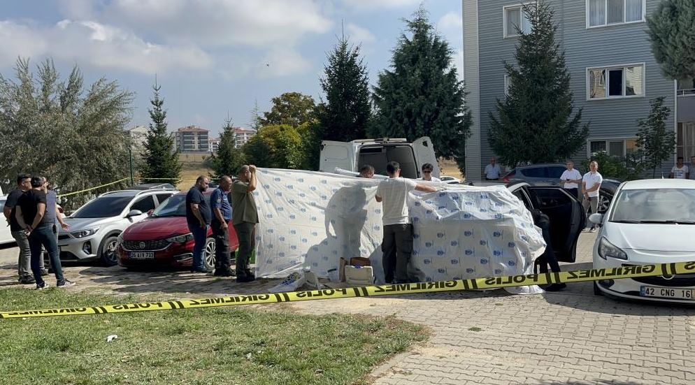 Olay yerine gelen polis ve sağlık ekipleri, bagaj camı kırık olan aracın arka koltuğunda boğazı kesilmiş halde yatan Tuğba Koç’un hayatını kaybettiğini tespit etti.