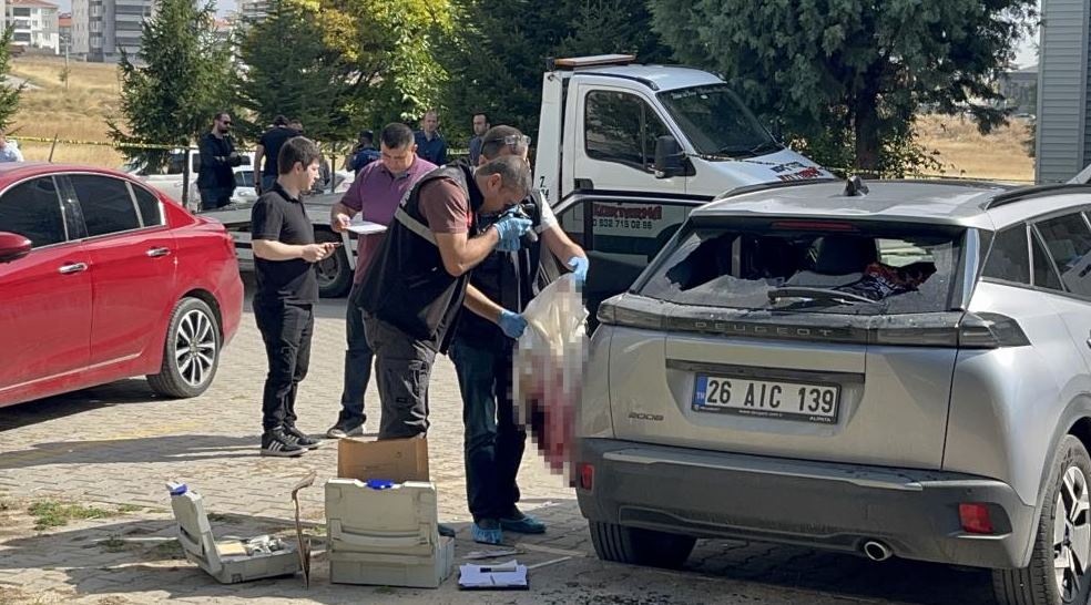 Genç kadının cesedinin üzerinde ise ekmek bıçağı bulundu.