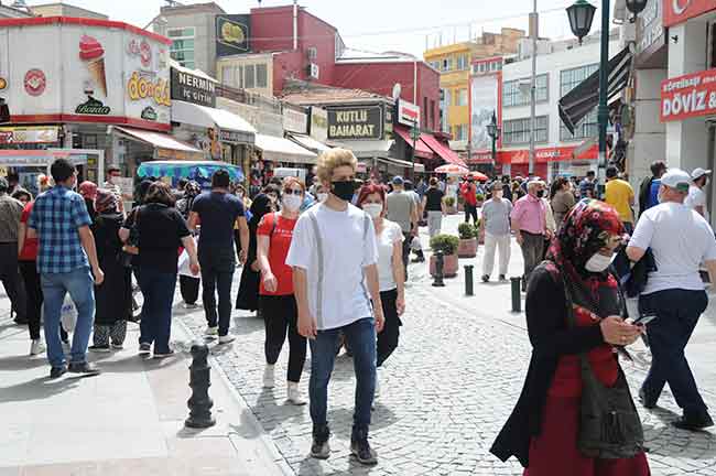 “Bakıyorum sosyal mesafeye uyan da var uymayan da var. Maske takmayana ceza yazılacak deniliyor. Takip edeceksin ceza yazacaksın. Millet birden çıkıyor. Buraya pazartesi günleri gelsen herkes üst üste, daha çok kalabalık oluyor. İlan edilen 4 günlük kısıtlamalar ölüyor” dedi.