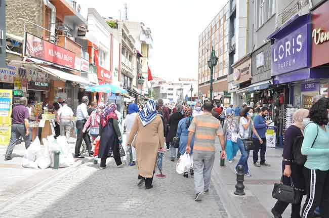 Eskişehirliler bayram alışverişi yapmak için adeta sokağa dökülüp sosyal mesafe kurallarını hiçe saydı. 