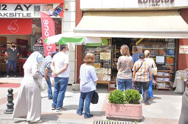 Eskişehirliler bayram alışverişi yapmak için adeta sokağa dökülüp sosyal mesafe kurallarını hiçe saydı. 