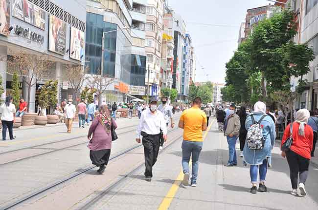 Eskişehirliler bayram alışverişi yapmak için adeta sokağa dökülüp sosyal mesafe kurallarını hiçe saydı. 