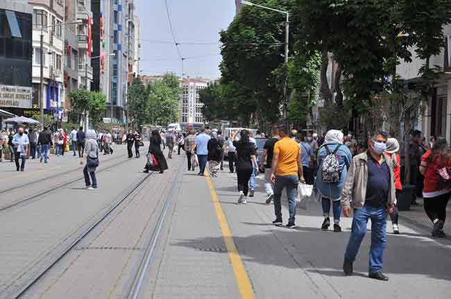 Eskişehirliler bayram alışverişi yapmak için adeta sokağa dökülüp sosyal mesafe kurallarını hiçe saydı. 