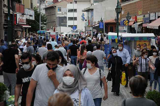 Eskişehirliler bayram alışverişi yapmak için adeta sokağa dökülüp sosyal mesafe kurallarını hiçe saydı. 