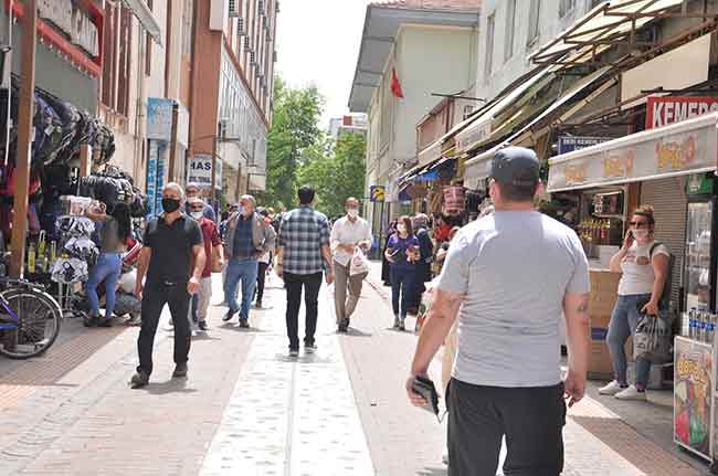 Öte yandan, toplu taşıma araçlarında yolculuk yapmaya getirilen düzenlemeler nedeniyle tramvay duraklarında da yoğunluk oluştu.