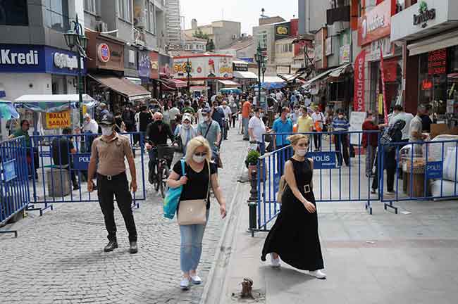 Tramvaya binmek isteyen vatandaşlar duraklarda sosyal mesafeyi hiçe saydı. Geçtiğimiz günlerde Eskişehir Valiliği tarafından maskesiz sokağa çıkmama kararının alınmasının ardından bazı vatandaşların maske takmadığı gözlendi.