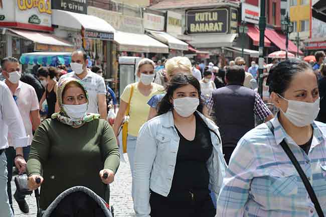 İçişleri Bakanlığı’nın Ramazan Bayramı’nda 81 ilde sokağa çıkma kısıtlaması olacağını açıklamasına rağmen vatandaşların alışveriş yapmak için sokaklara döküldüğünü belirten Hakan Türk