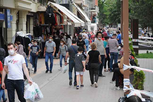 “İnsanlarımız her sokağa çıkma yasağının bitiminden sonra kendilerini marketlere, mağazalara atıyorlar. Sosyal mesafeyi hiçe sayarak bir rehavete kapıldılar. Bayramda sokağa çıkma yasağı olmasına rağmen insanlar alışveriş derdinde” diye konuştu.