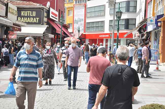 Sokağa çıkma yasağının ardından vatandaşlar sokaklara dökülünce yasağın bir anlam ifade etmediğini söyleyen Kurtuluş Çıldır