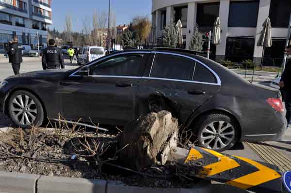 Eskişehir’de 2 aracın karıştığı maddi hasarlı trafik kazasında, üzerinde MOBESE kamerasının da bulunduğu aydınlatma direğinin devrilmesi sonucu yol uzun süre kapalı kaldı.