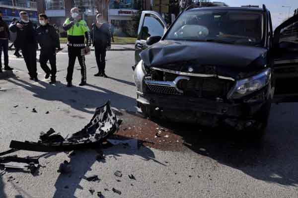 Eskişehir’de 2 aracın karıştığı maddi hasarlı trafik kazasında, üzerinde MOBESE kamerasının da bulunduğu aydınlatma direğinin devrilmesi sonucu yol uzun süre kapalı kaldı.