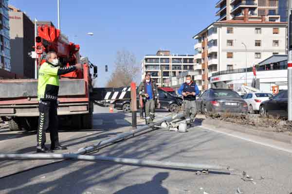 Eskişehir’de 2 aracın karıştığı maddi hasarlı trafik kazasında, üzerinde MOBESE kamerasının da bulunduğu aydınlatma direğinin devrilmesi sonucu yol uzun süre kapalı kaldı.