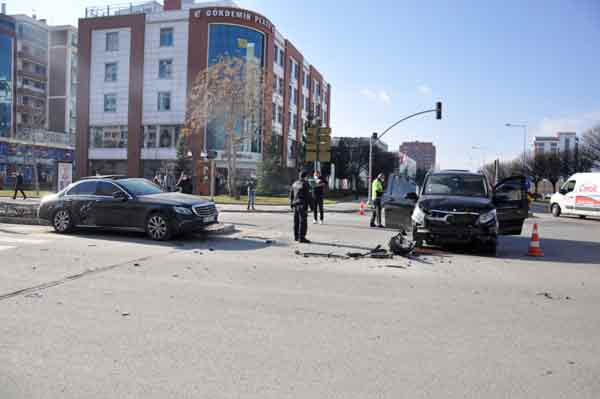 Eskişehir’de 2 aracın karıştığı maddi hasarlı trafik kazasında, üzerinde MOBESE kamerasının da bulunduğu aydınlatma direğinin devrilmesi sonucu yol uzun süre kapalı kaldı.