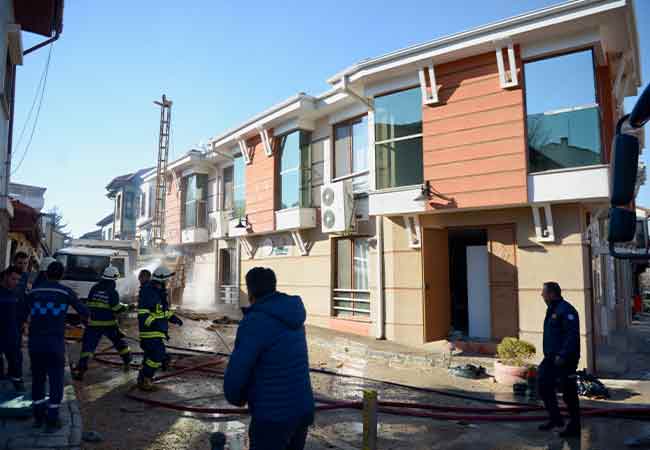 Yangını söndüren itfaiye görevlileri ile polis, olayın nedenini belirlemek üzere çalışma başlattı.