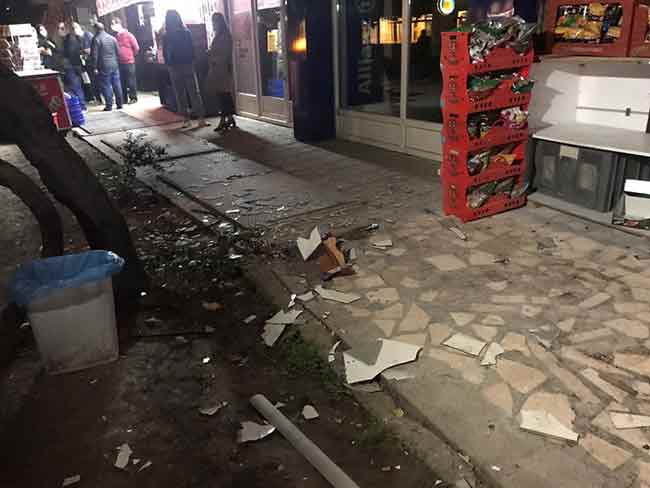 Yaşanan korku dolu anların herhangi bir can kaybına yol açmaması sevindirirken, yanan dükkanda maddi hasar meydana geldi.