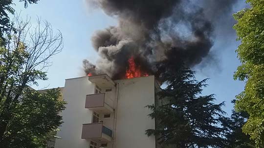 Eskişehir’de bir binada, çatı onarımında kullanılan zift kağıtlarının tutuşması sonucu yangın çıktı. 