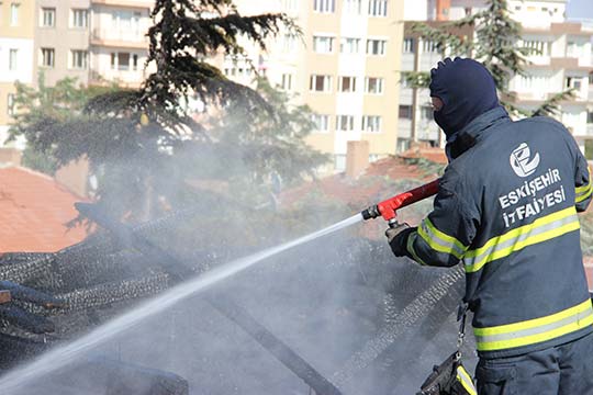 Eskişehir’de bir binada, çatı onarımında kullanılan zift kağıtlarının tutuşması sonucu yangın çıktı. 