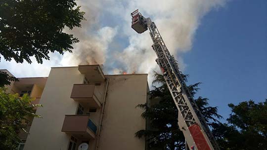 Eskişehir’de bir binada, çatı onarımında kullanılan zift kağıtlarının tutuşması sonucu yangın çıktı. 