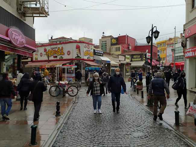 Eskişehir’de ise öğle saatlerinde ortaya çıkan görüntüler pek çok vatandaşın uyarıları dikkate almadığını gösterdi.