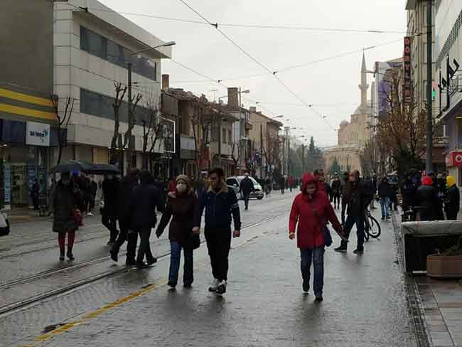 Şehir merkezindeki bazı cadde ve sokaklarda yoğunluk yaşanırken, bankaların önünde oluşan kuyruklar ise sosyal mesafe kuralına da uyulmadığını gözler önüne serdi.