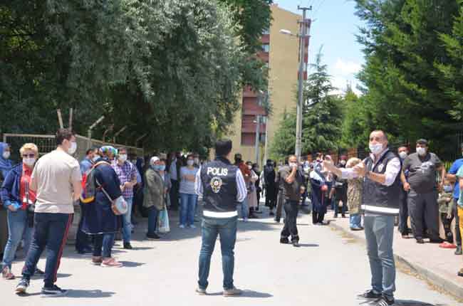 Eskişehir'de Liselere Geçiş Sınavı (LGS) için adaylar içeride veliler de dışarıda ter döktü. Dışarıda bekleyen velilerin büyük çoğunluğu sosyal mesafeye uymadı. Polis ekipleri sık sık mesafe konusunda uyarılar yaptı. (Haber: Esra Ünlü)