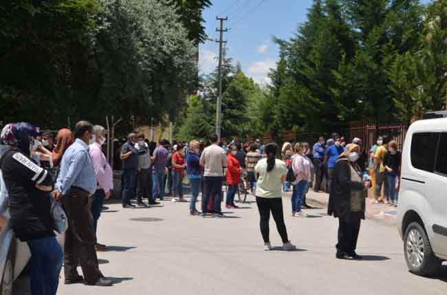 Eskişehir'de Liselere Geçiş Sınavı (LGS) için adaylar içeride veliler de dışarıda ter döktü. Dışarıda bekleyen velilerin büyük çoğunluğu sosyal mesafeye uymadı. Polis ekipleri sık sık mesafe konusunda uyarılar yaptı. (Haber: Esra Ünlü)