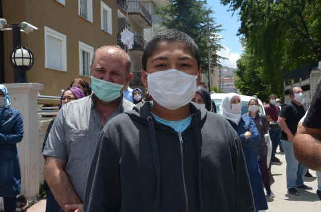 Eskişehir'de Liselere Geçiş Sınavı (LGS) için adaylar içeride veliler de dışarıda ter döktü. Dışarıda bekleyen velilerin büyük çoğunluğu sosyal mesafeye uymadı. Polis ekipleri sık sık mesafe konusunda uyarılar yaptı. (Haber: Esra Ünlü)