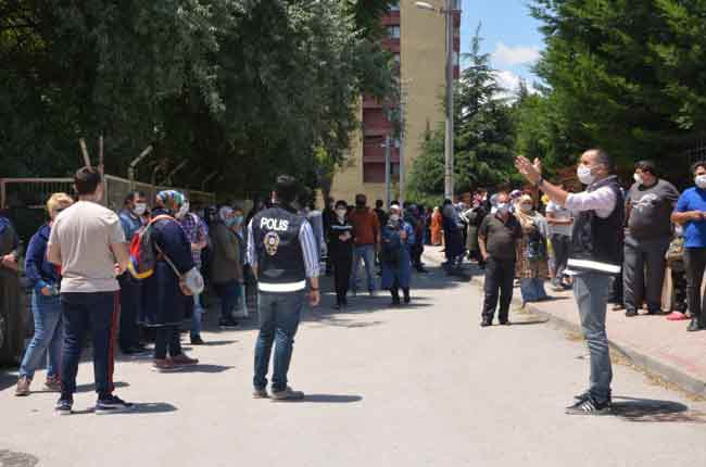 Sosyal mesafe konusunda ise polis ekipleri sık sık uyarılarda bulundu. Öğrenciler sınav bitiminde ise sosyal mesafe kuralına uyarak tek tek sınıflar halinde çıkartıldı.