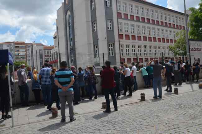 Sınav için alınan önlemleri yeterli bulduğunu belirten Çetinceviz, “Sıralarda birer sıra boşluk vardı, girişlerde çıkışlarda araya 1’er metre boşluk bırakıldı. Onun dışında bize 2 tane maske verildi, her sınıfın başında ve okulun girişinde dezenfektan dağıtıldı” ifadelerini kullandı. 