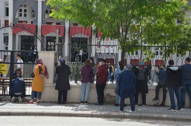 Cem Sülük ise, eğitime ara verildiği süreçte daha sıkı çalışma imkanı bulduğunu söyledi. Sınavının güzel geçtiğini belirten Sülük, “Sınavım güzel geçti kolaydı, biraz sayısalda zorlandım, sözele de zaman yetmedi” dedi. Maskeyle soru çözmekte zorlanmadığını da belirten Sülük, alınan önlemleri de yeterli bulduğunu kaydetti. 