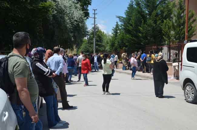 Eskişehir'de Liselere Geçiş Sınavı (LGS) için adaylar içeride veliler de dışarıda ter döktü. Dışarıda bekleyen velilerin büyük çoğunluğu sosyal mesafeye uymadı. Polis ekipleri sık sık mesafe konusunda uyarılar yaptı. (Haber: Esra Ünlü)