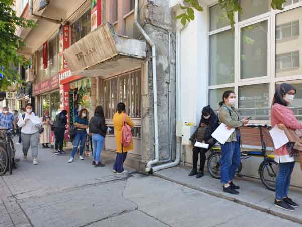 Eskişehir’de vatandaşlar yeni bir iş bulabilme ümidiyle İŞKUR binası önünde uzun kuyruklar oluştururken, kuyruktaki kişilerin büyük çoğunluğunun genç olması dikkat çekti. (Haber: Hilal Köver)