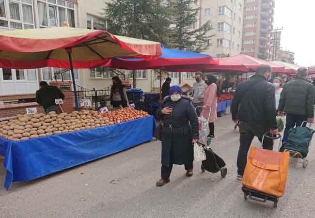 Eskişehir’in Büyükdere ve Vişnelik mahallelerinin bir bölümünü kapsayan ve halk arasında ÇARPA olarak bilinen semt pazarına vatandaşlar eskisi gibi akın etti.