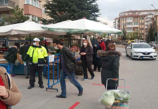 Pazara kontrollü şekilde alınan vatandaşların oluşturduğu uzun kuyruklar dikkat çekti. 