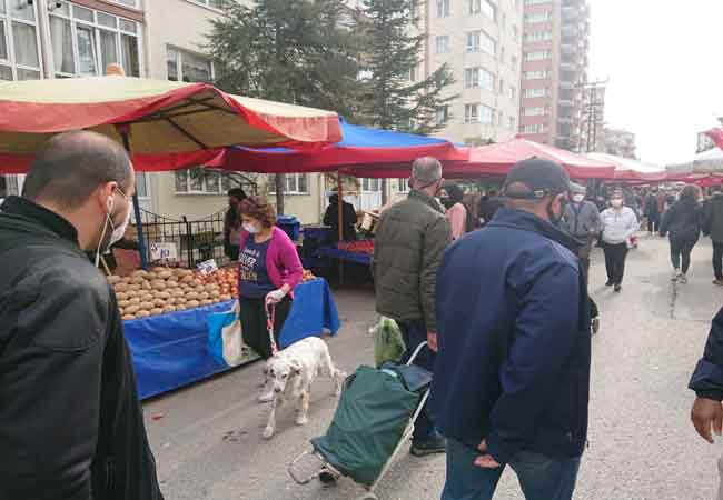 Bazı vatandaşlar denetim sonrası pazara girmek için beklerken, bazıları ara sokaklardan kalabalıklara karıştı. 