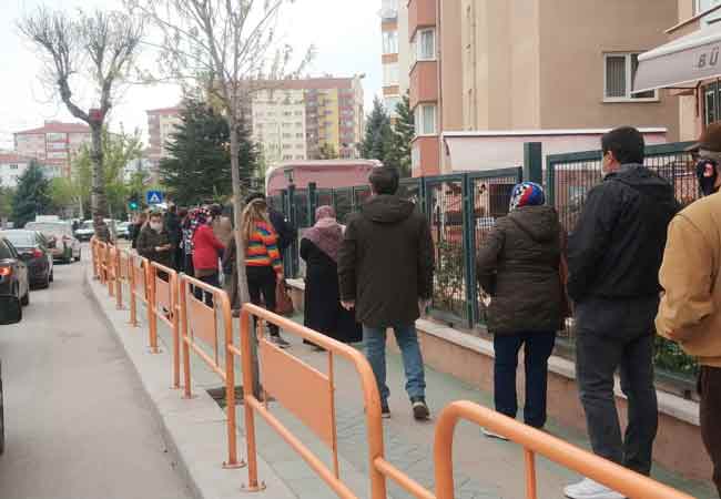 Virüsün yayılmasına adeta davetiye çıkaran vatandaşların yoğunluğu gün boyu devam etti.