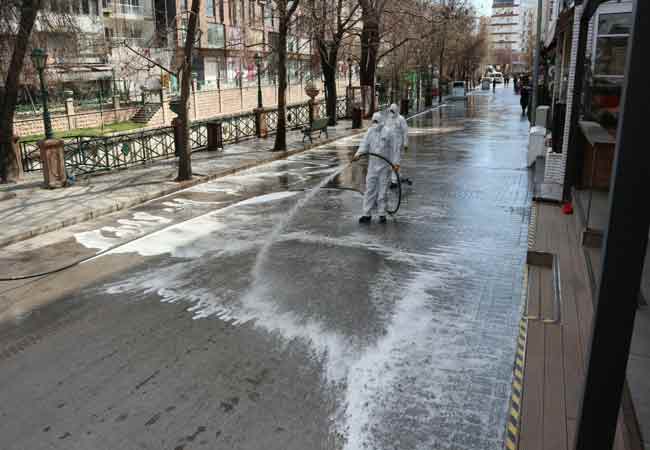 Bir taraftan dezenfeksiyon çalışmalarını sürdüren, vatandaşlara belediyeye gelmeden işlemlerini evlerinden yapabileceklerine dair açıklamalar yapan Odunpazarı Belediyesi, diğer taraftan da cadde ve sokakları yıkayarak dezenfekte ediyor. Odunpazarı Belediyesi tarafından yeni tip korona virüse yönelik tedbir çalışmaları kapsamında temizlik ve dezenfekte uygulamaları devam ediyor. 