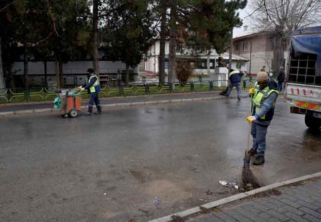 Eskişehir'de koronavirüse karşı her türlü önlem tüm hızıyla alınmaya devam ediyor. Odunpazarı, Tepebaşı ve Sivrihisar belediyeleri sokaklarda sterilizasyon ve ve dezenfeksiyon çalışmalarını hız kesmeden sürdürüyor.