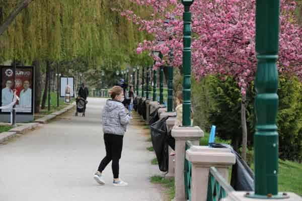 Kısıtlamayı ihlal edenlerden bazıları park çevresinde koşu yaparken bazıları da ailece yürüyüşe çıktı.