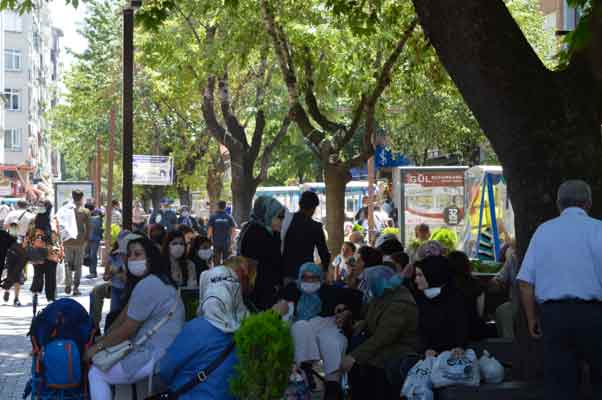 Vatandaşların bazıları dondurma ve soğuk içeceklerle serinlemek ve keyifli sohbetler meşgulken, koronavirüs tehlikelisini dikkate almadıkları gözleniyor