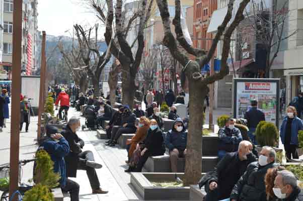 Kamera gördükten sonra birçok vatandaşın bölgeden uzaklaşmasının ardından caddelerle beraber oturma yerleri yeniden boş kaldı.