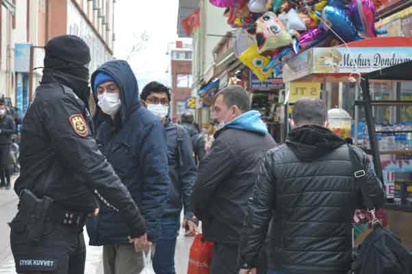 Türkiye Covid-19 pandemisinde birinci yılını yeni doldurmuşken üçüncü dalgayla karşı karşıya kaldı.