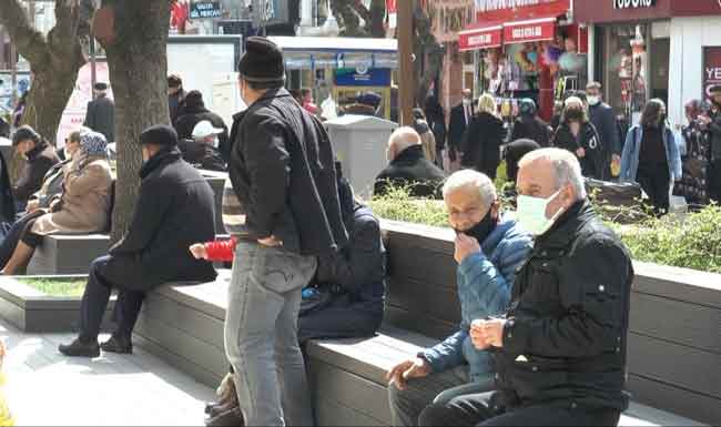 Bazı vatandaşların oturma yerlerinde maske ve mesafe kurallarına uymadığı görülürken emniyet mensupları vatandaşları kurallara uyması konusunda uyardı.