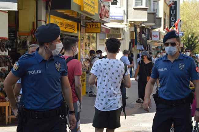 Birçok vatandaş maskelerini olması gereken yere takmadan kurallarını hiçe sayıldığı de gözlemlendi. 65 yaş üstü vatandaşların kalabalık yerlerden uzak durması gerekirken, birçok yaşlı vatandaş Hamamyolu’unda oturup maskesiz keyif sohbetlere devam etti.