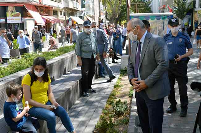 Koronavirüse (Covid-19) karşı alınması gereken tedbirlerini denetleyen Kaymakam Bilgin, denetimin amacının hiçbir zaman vatandaşlara ceza uygulanması olmadığı vurguladı. Bilgin, bugün verilen talimat doğrultusunda il genelinde yaklaşık 800 görevlilerin denetlediği ifade ederek şunları söyledi: