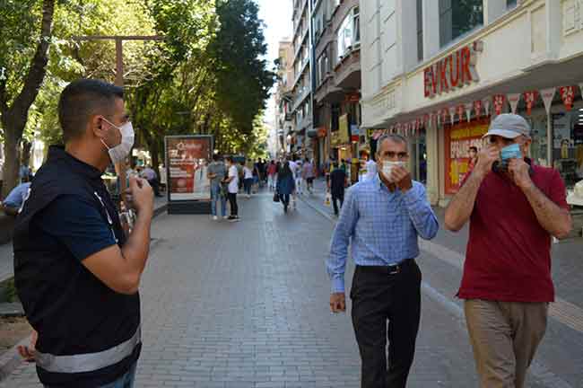 Bu denetimlerde bizim öncelikle amacımız hem vatandaşlarımızı hem de işletmelerimizi salgın konusunda bilinçlendirmek, ruhbanlık etmek ve kendilerinin eksiklikleri varsa tamamlamaktır. Bu denetimlerin birinci amacı ceza değildir. Fakat kurallara ısrarla uymayan vatandaşlarımız ve işletmelerimiz olursa ilgili ekiplerimiz denetim eksiklerini rapor edip bu konuda idari para cezası da kesilmektedir. 